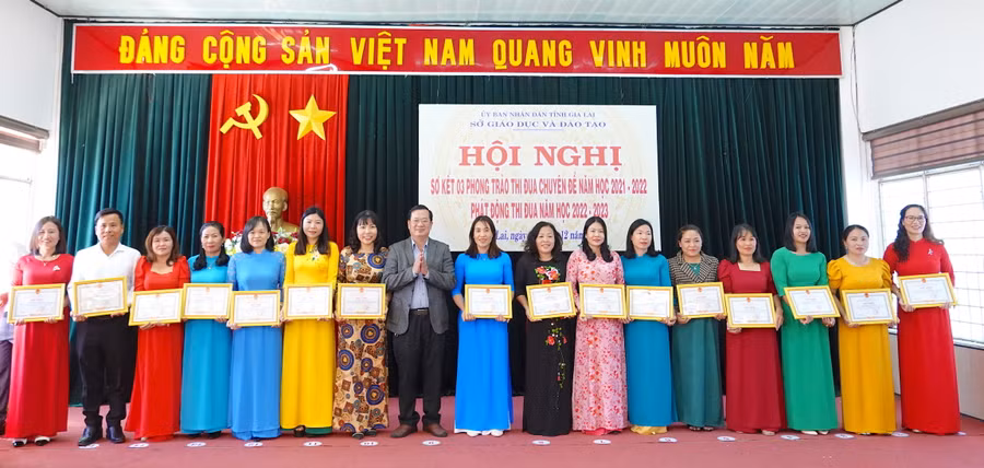 Khen thưởng cho các cá nhân đạt thành tích xuất sắc trong phong trào 