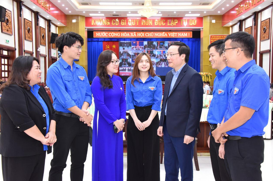 Phó Bí thư Tỉnh ủy, Chủ tịch UBND tỉnh Trương Hải Long (thứ 3 từ phải sang) trao đổi với cán bộ Đoàn và thanh niên bên lề hội nghị đối thoại. Ảnh: Đức Thụy