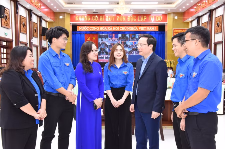 Phó Bí thư Tỉnh ủy, Chủ tịch UBND tỉnh Trương Hải Long (thứ 3 từ phải sang) trao đổi với cán bộ Đoàn và thanh niên bên lề hội nghị đối thoại. Ảnh: Đức Thụy