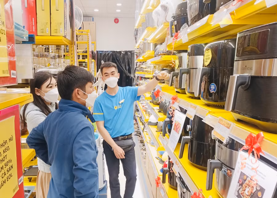 Nhiều chương trình ưu đãi, giảm giá mạnh tại các trung tâm, siêu thị điện máy tại TP. Pleiku đã thu hút đông đảo khách hàng.