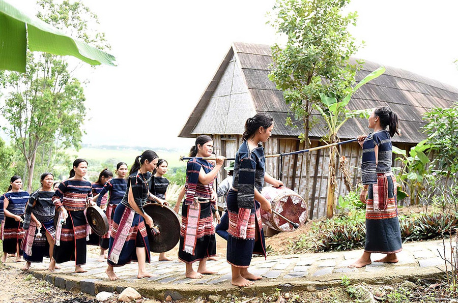 Câu lạc bộ Cồng chiêng nữ làng Leng (xã Tơ Tung, huyện Kbang) trong một chương trình biểu diễn. Ảnh: Đ.T Câu lạc bộ Cồng chiêng nữ làng Leng (xã Tơ Tung, huyện Kbang) trong một chương trình biểu diễn. Ảnh: Đ.T