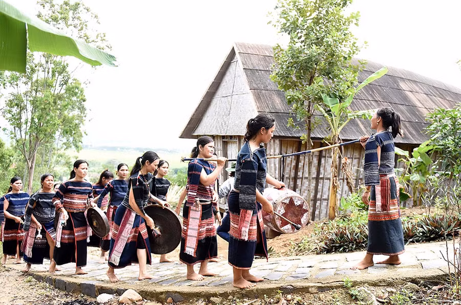 Câu lạc bộ Cồng chiêng nữ làng Leng (xã Tơ Tung, huyện Kbang) trong một chương trình biểu diễn. Ảnh: Đ.T