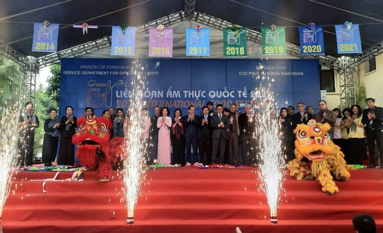 Phát lệnh khai mạc liên hoan ẩm thực quốc tế năm 2022. Ảnh: Báo Sài Gòn Giải Phóng Online Phát lệnh khai mạc liên hoan ẩm thực quốc tế năm 2022. Ảnh: Báo Sài Gòn Giải Phóng Online