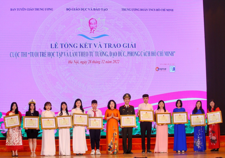 Gia Lai đạt giải nhì cuộc thi tuổi trẻ học tập và làm theo Bác ảnh 1 Chị Phạm Thị Liễu (thứ 2 từ phải qua)-Tổng phụ trách Đội Trường THCS Nguyễn Văn Cừ (huyện Đak Đoa) được nhận bằng khen của Bộ Giáo dục và Đào tạo vì đạt giải nhì cuộc thi Tuổi trẻ học tập và làm theo tư tưởng, đạo đức, phong cách Hồ Chí Minh. Ảnh: Tuấn Đức