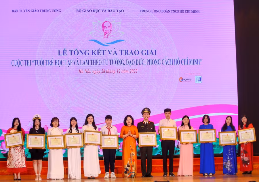 Chị Phạm Thị Liễu (thứ 2 từ phải qua)-Tổng phụ trách Đội Trường THCS Nguyễn Văn Cừ (huyện Đak Đoa) được nhận bằng khen của Bộ Giáo dục và Đào tạo vì đạt giải nhì cuộc thi Tuổi trẻ học tập và làm theo tư tưởng, đạo đức, phong cách Hồ Chí Minh. Ảnh: Tuấn Đức