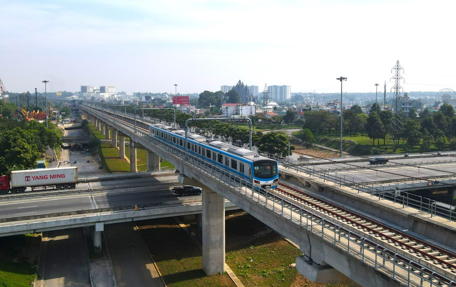 Tàu metro số 1 lăn bánh chạy thử đoạn trên cao sáng 21.12. Ảnh: Anh Tú