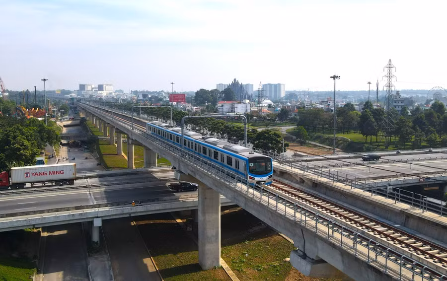 Tàu metro số 1 lăn bánh chạy thử đoạn trên cao sáng 21.12. Ảnh: Anh Tú