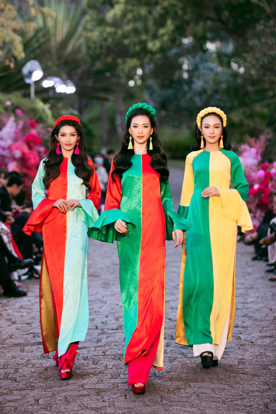 Quỳnh Châu - Quỳnh Hoa - Thủy Tiên hội ngộ tại sự kiện. Sắp tới, bộ ba người đẹp sẽ làm huấn luyện viên Hoa hậu Chuyển giới Việt Nam 2023. Ảnh: Kiếng Cận