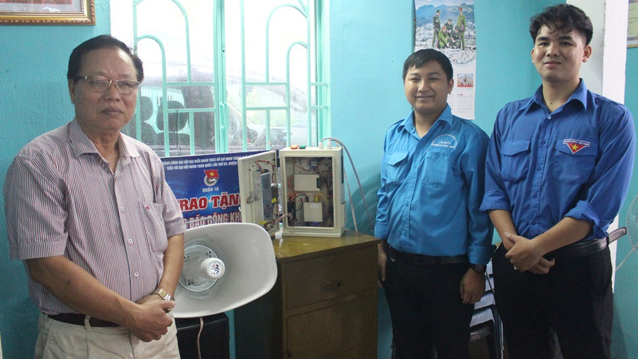 Các bạn trẻ Quận đoàn 10 trao tặng hệ thống báo động không dây cho P.15, Q.10. Ảnh: Tấn Đạt
