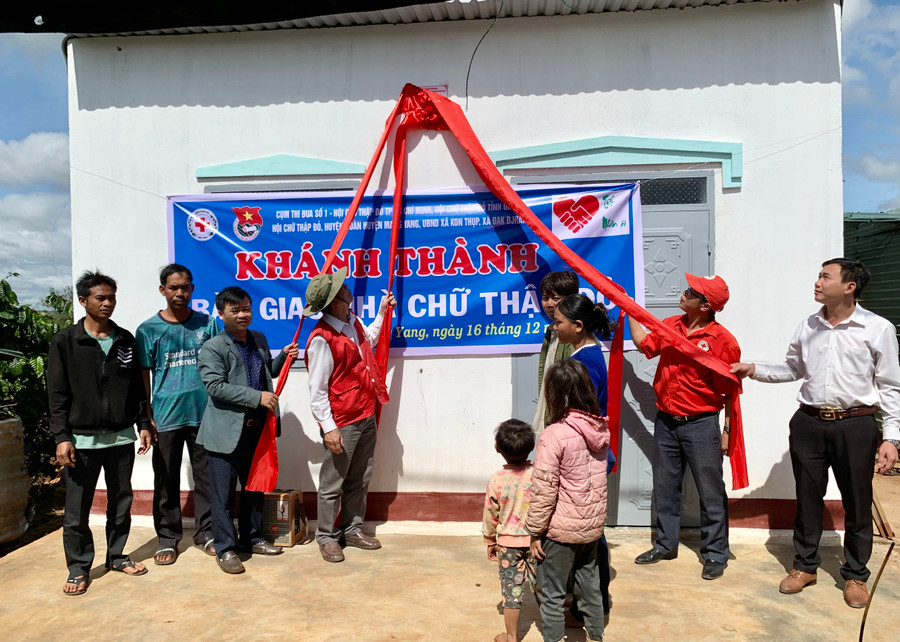 Đại diện các ban, ngành, đoàn thể tỉnh và địa phương bàn bàn giao nhà mới cho ông Đinh Blen-làng Đê Rơn, xã Đak Djrăng, huyện Mang Yang. Ảnh: Như Nguyện Đại diện các ban, ngành, đoàn thể tỉnh và địa phương bàn bàn giao nhà mới cho ông Đinh Blen- làng Đê Rơn, xã Đak Djrăng, huyện Mang Yang. Ảnh: Như Nguyện