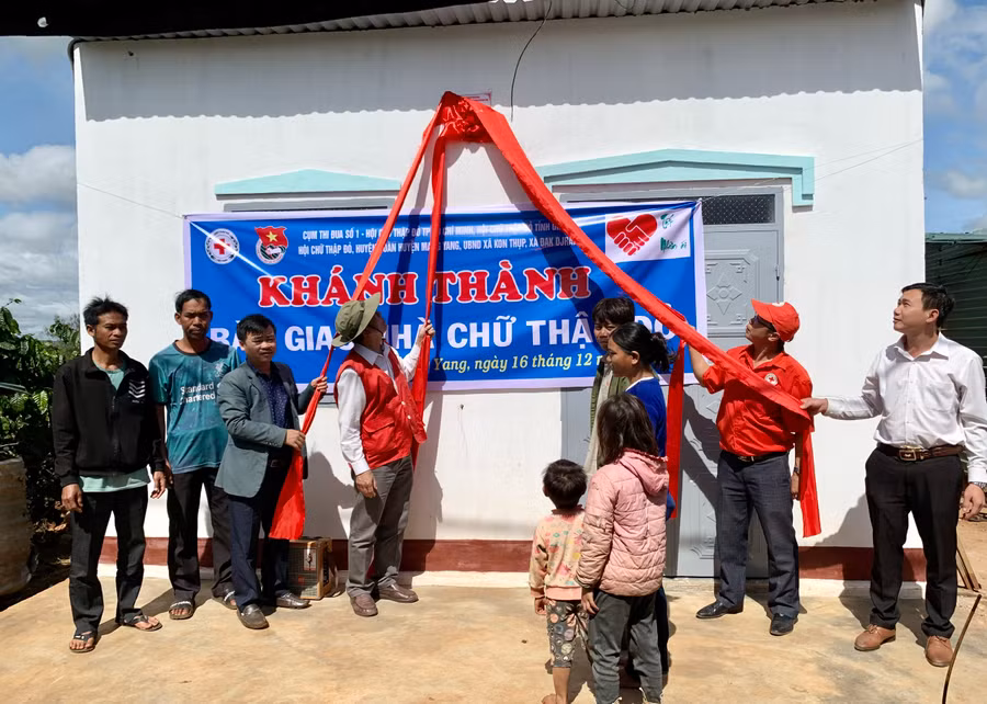 Đại diện các ban, ngành, đoàn thể tỉnh và địa phương bàn bàn giao nhà mới cho ông Đinh Blen- làng Đê Rơn, xã Đak Djrăng, huyện Mang Yang. Ảnh: Như Nguyện