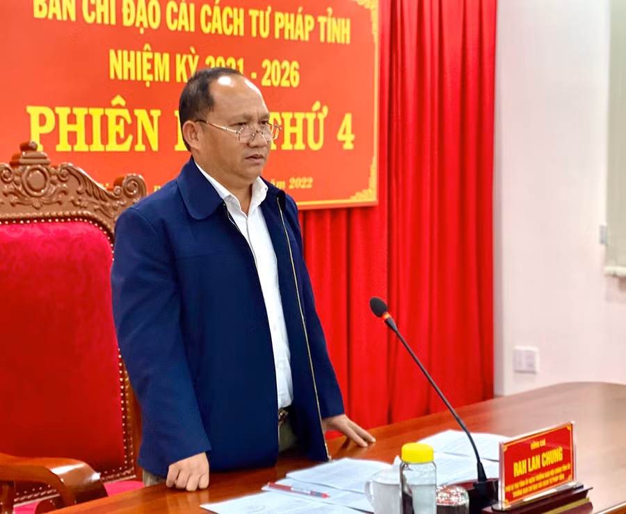 Đồng chí Rah Lan Chung-Phó Bí thư Tỉnh ủy kiêm Trưởng Ban Nội chính Tỉnh ủy, Trưởng Ban Chỉ đạo Cải cách tư pháp tỉnh nhiệm kỳ 2021-2026 chủ trì và phát biểu chỉ đạo tại phiên họp. Ảnh: Hà Duy