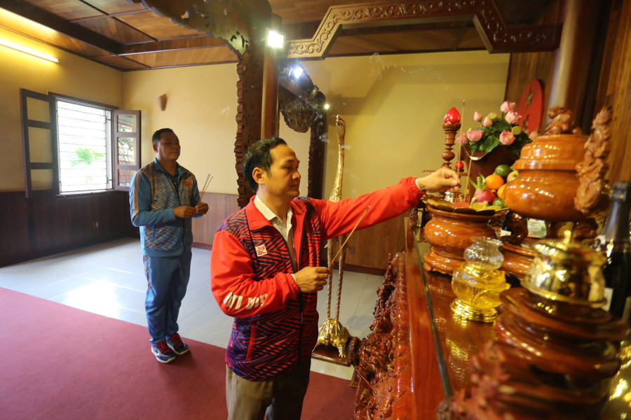 Lãnh đạo Trung tâm Huấn luyện và Thi đấu thể thao tỉnh dâng hương và báo công với Bác. Ảnh: Văn Ngọc