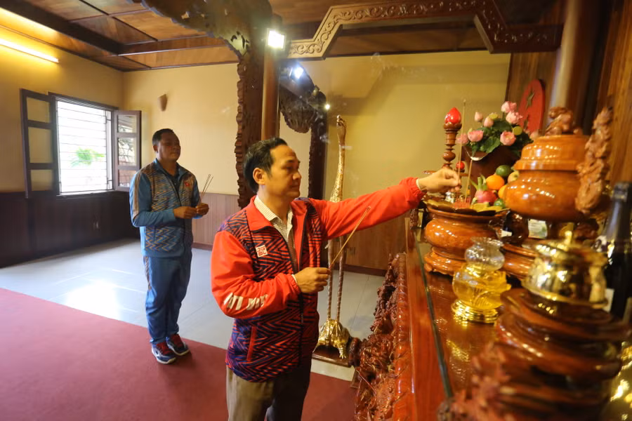 Lãnh đạo Trung tâm Huấn luyện và Thi đấu thể thao tỉnh dâng hương và báo công với Bác. Ảnh: Văn Ngọc