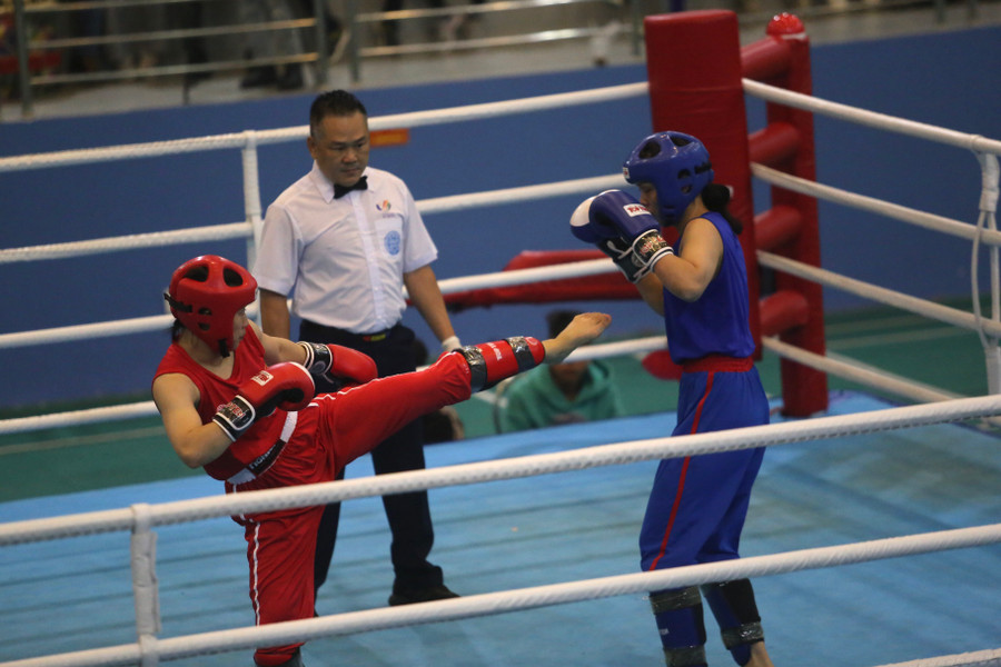 Lê Thị Nhi (bìa trái) là người chủ động tấn công trước đối thủ. Ảnh: Văn Ngọc Lê Thị Nhi (trái) là người chủ động tấn công trước đối thủ. Ảnh: Văn Ngọc