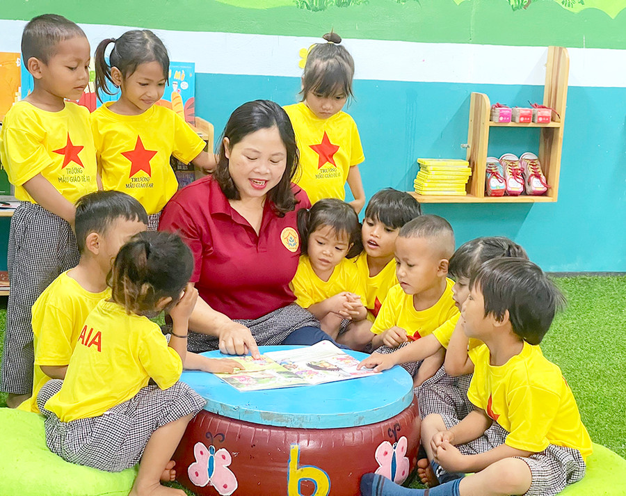 Cô Phạm Thị Ánh Ngọc và các bé Trường Mẫu giáo Đê Ar (huyện Mang Yang). Ảnh: Mộc Trà  Cô Phạm Thị Ánh Ngọc và các bé Trường Mẫu giáo Đê Ar (huyện Mang Yang). Ảnh: Mộc Trà