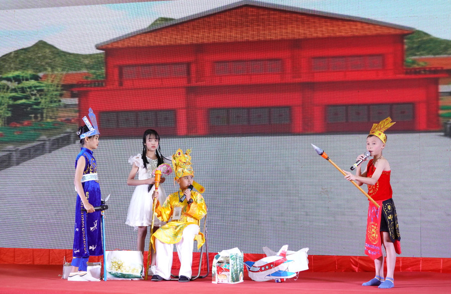 Thí sinh thể hiện phần thi tài năng sử dụng tiếng Anh dưới hình thức diễn kịch. Ảnh: Mộc Trà