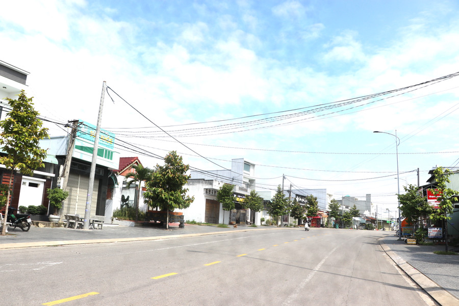 Đẩy mạnh phát triển cây xanh đô thị, thị xã An Khê đã hình thành nhiều tuyến đường rợp bóng mát. Ảnh: Ngọc Minh