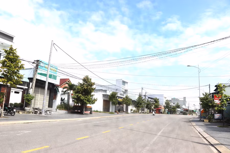 Đẩy mạnh phát triển cây xanh đô thị, thị xã An Khê đã hình thành nhiều tuyến đường rợp bóng mát. Ảnh: Ngọc Minh