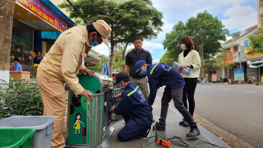 Thành phố Pleiku lắp đặt thùng rác tại đường Phan Đình Phùng. Ảnh Nhật Hào