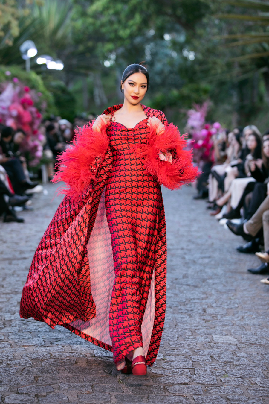 Kim Duyên khoe dáng nuột nà khi trình diễn. Trước đó, cô từng giành ngôi Á hậu 2 Hoa hậu Siêu quốc gia 2022. Ảnh: Kiếng Cận