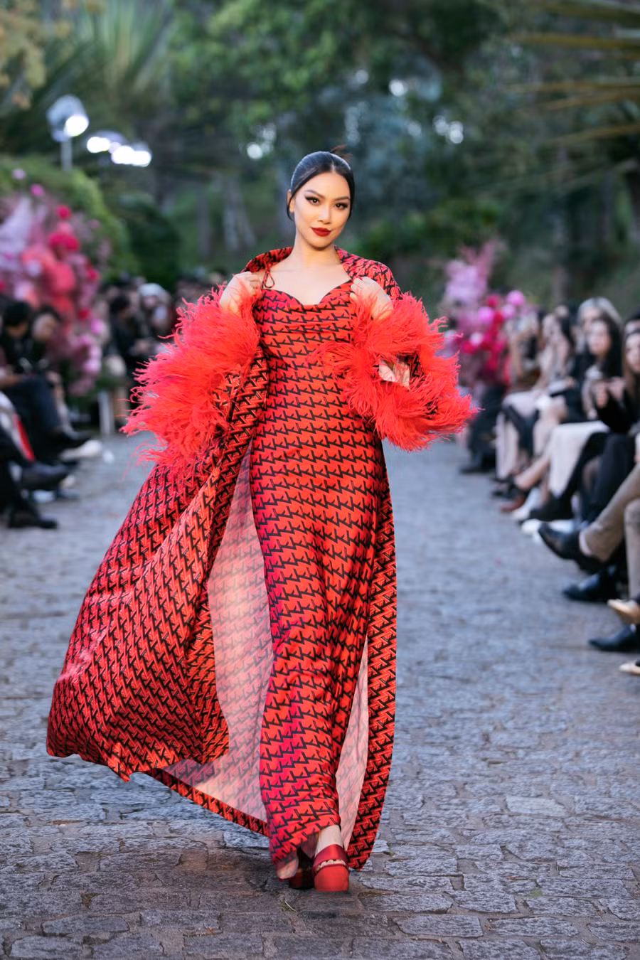 Kim Duyên khoe dáng nuột nà khi trình diễn. Trước đó, cô từng giành ngôi Á hậu 2 Hoa hậu Siêu quốc gia 2022. Ảnh: Kiếng Cận