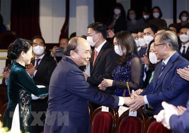 Chủ tịch nước Nguyễn Xuân Phúc gặp gỡ các đại biểu dự Chương trình Xuân Quê hương năm 2022. (Ảnh: Thống Nhất/TTXVN)