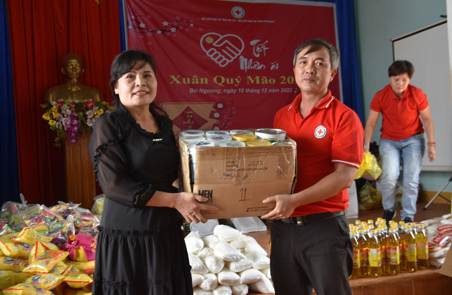 Ông Phan Minh Tùng-Phó Chủ tịch Hội Chữ thập đỏ tỉnh Bình Định trao sữa cho Trường Mẫu giáo 19-5, xã Bờ Ngoong. Ảnh: Hà Phương