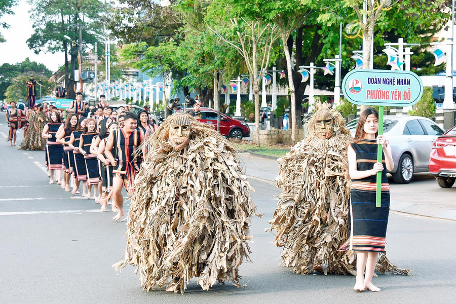 Các đội cồng chiêng diễu hành quanh các tuyến đường chính của TP. Pleiku trong sự háo hức, quan tâm theo dõi của người dân phố núi. Ảnh: Đức Thụy