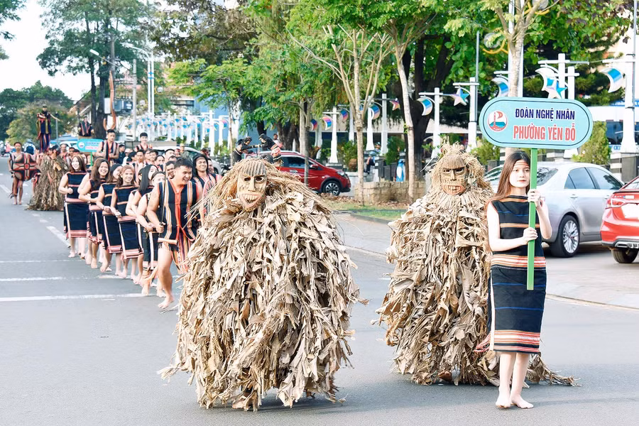 Các đội cồng chiêng diễu hành quanh các tuyến đường chính của TP. Pleiku trong sự háo hức, quan tâm theo dõi của người dân phố núi. Ảnh: Đức Thụy