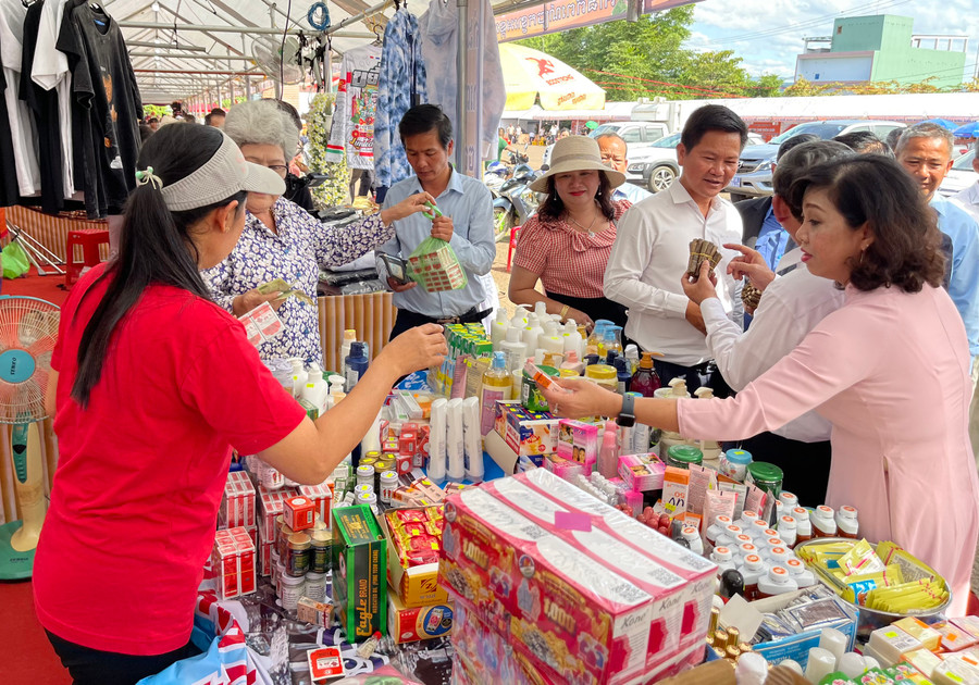 Các đại biểu tham quan gian hàng của Campuchia