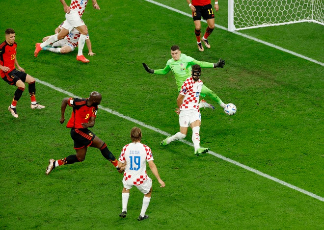 Lukaku bỏ lỡ khó tin với cú sút dội cột dọc. Ảnh: FIFA