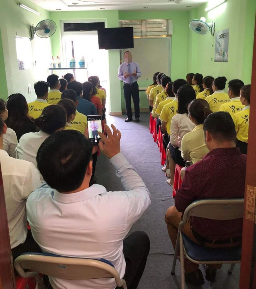 Nhân viên tại cơ sở Gold Star tham gia buổi học kỹ năng làm giàu của “diễn giả” tên Th. Ảnh: CTV