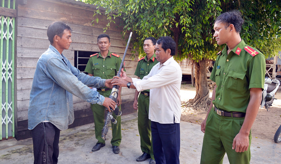  Ông Hiao Tin (thứ 2 từ phải sang, buôn Du, xã Chư Rcăm, huyện Krông Pa) cùng lực lượng Công an xã vận động người dân tự nguyện giao nộp súng tự chế. Ảnh: Thúy Trinh