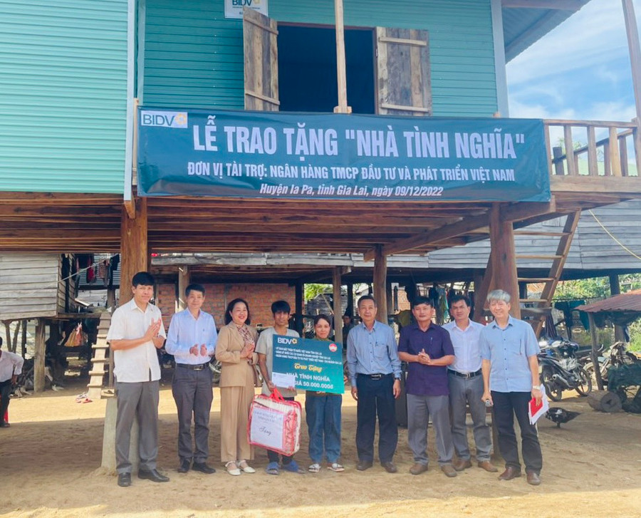 Lễ bàn giao nhà cho gia đình anh Siu Dới (thôn 3, xã Pờ Tó, huyện Ia Pa). Ảnh: Vũ Chi Lễ bàn giao nhà cho gia đình anh Siu Dới (thôn 3, xã Pờ Tó, huyện Ia Pa). Ảnh: Vũ Chi