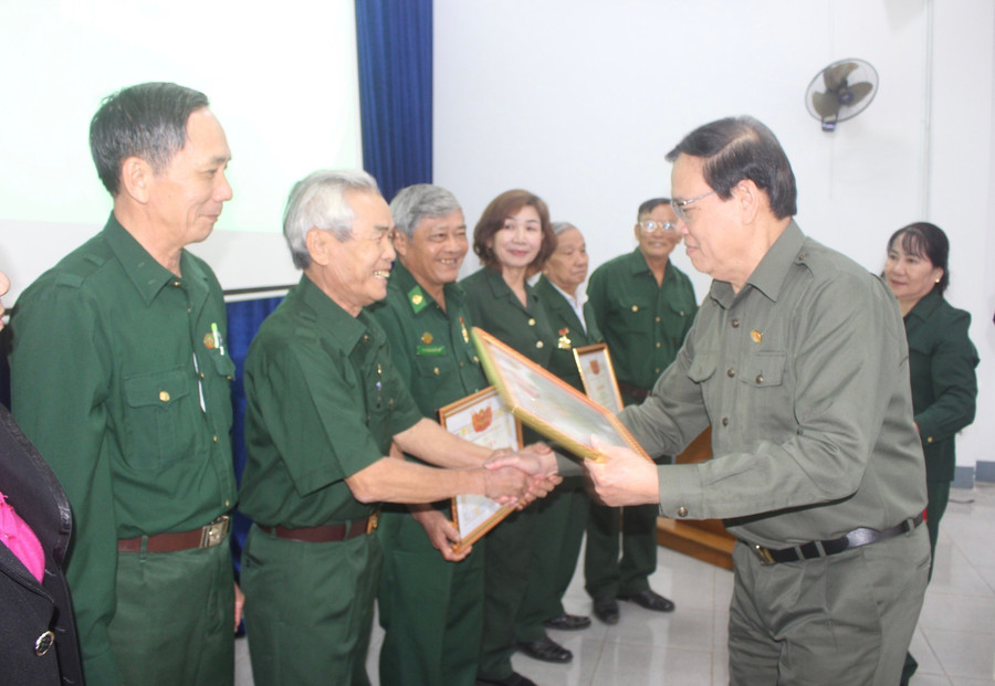 Đồng chí Vũ Trọng Kim (bìa phải)-Chủ tịch Hội Cựu TNXP Việt Nam tặng bằng khen cho các cá nhân có thành tích xuất sắc trong hoạt động và xây dựng Hội năm 2022. Ảnh: Phan Lài