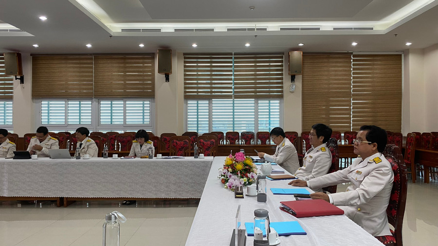 Ban lãnh đạo Cục Thuế tỉnh chủ trì tại điểm cầu Gia Lai tham gia Hội nghị trực tuyến. Ảnh: Sơn Ca. 