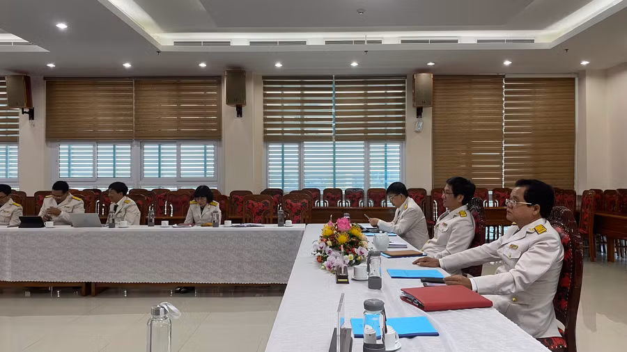 Ban lãnh đạo Cục Thuế tỉnh chủ trì tại điểm cầu Gia Lai tham gia Hội nghị trực tuyến. Ảnh: Sơn Ca. 