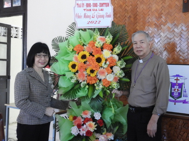 Phó Chủ tịch UBND tỉnh Gia Lai Nguyễn Thị Thanh Lịch (trái) tặng hoa chúc mừng Giáng sinh tại Toà Giám mục Giáo phận Kon Tum. Ảnh: Thanh Nhật Phó Chủ tịch UBND tỉnh Gia Lai Nguyễn Thị Thanh Lịch (trái) tặng hoa chúc mừng Giáng sinh tại Toà Giám mục Giáo phận Kon Tum. Ảnh: Thanh Nhật (6927)