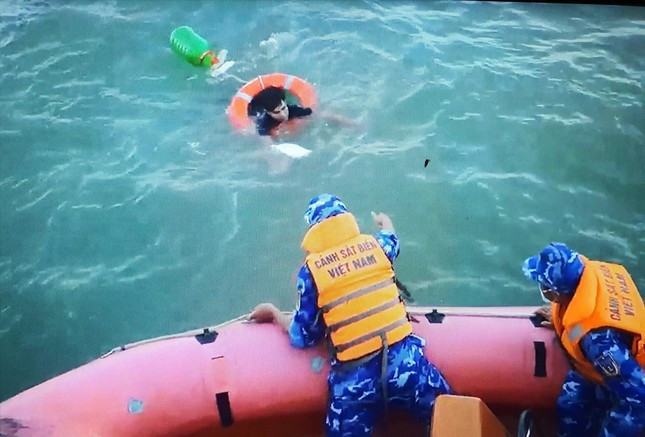 Một ngư dân đi trên tàu cá Hồng Phúc (Kiên Giang) nhảy xuống biển trôi nổi nhiều ngày, sau đó được tàu Cảnh sát biển 2001 cứu vớt. Ảnh: Hà Anh Đức Một ngư dân đi trên tàu cá Hồng Phúc (Kiên Giang) nhảy xuống biển trôi nổi nhiều ngày, sau đó được tàu Cảnh sát biển 2001 cứu vớt Ảnh: Hà Anh Đức