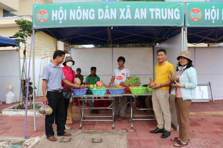 Phiên chợ nông sản vùng đồng bào dân tộc thiểu số năm 2022 có 14 gian hàng của các Hội Nông dân xã, thị trấn trên địa bàn huyện Kông Chro. Ảnh: Ngọc Minh