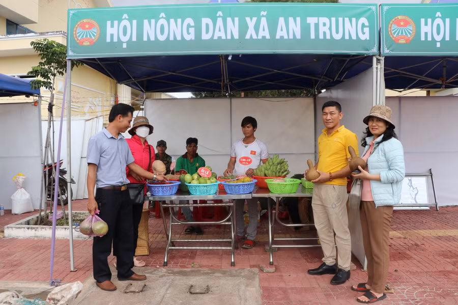 Phiên chợ nông sản vùng đồng bào dân tộc thiểu số năm 2022 có 14 gian hàng của các Hội Nông dân xã, thị trấn trên địa bàn huyện Kông Chro. Ảnh: Ngọc Minh