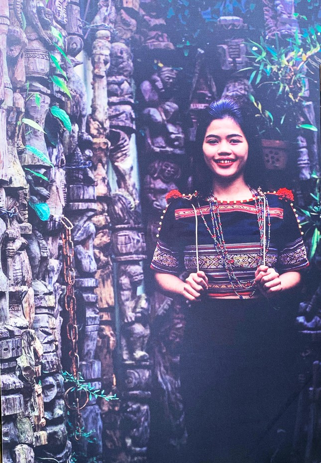 Sơn nữ bên cụm tượng cây