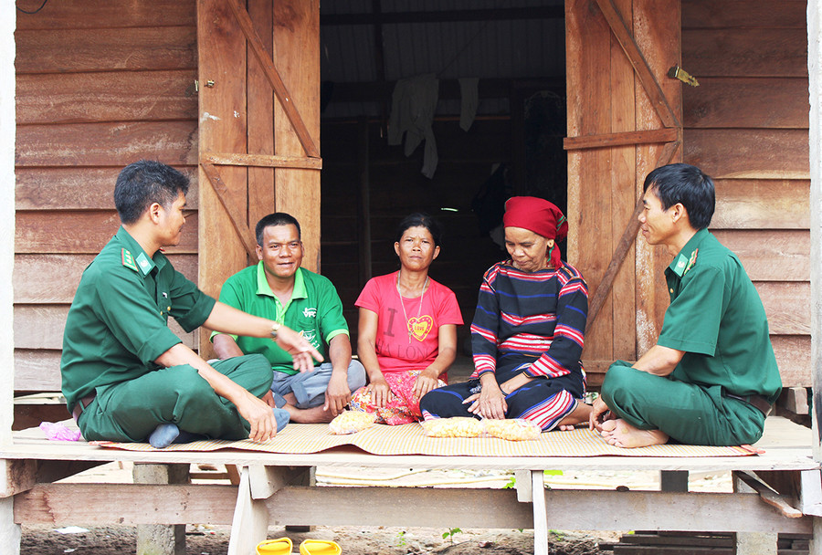 Các đảng viên Biên phòng được phân công phụ trách hộ gia đình thường xuyên gặp gỡ trao đổi thông tin. Ảnh: Vĩnh Hoàng Các đảng viên Biên phòng được phân công phụ trách hộ gia đình thường xuyên gặp gỡ trao đổi thông tin. Ảnh: Vĩnh Hoàng