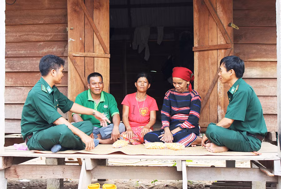 Các đảng viên Biên phòng được phân công phụ trách hộ gia đình thường xuyên gặp gỡ trao đổi thông tin. Ảnh: Vĩnh Hoàng Các đảng viên Biên phòng được phân công phụ trách hộ gia đình thường xuyên gặp gỡ trao đổi thông tin. Ảnh: Vĩnh Hoàng