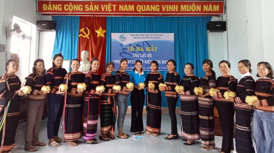 Hội Liên hiệp phụ nữ xã Ia Rtô ra mắt Câu lạc bộ Phụ nữ dân tộc thiểu số tiết kiệm mua bảo hiểm y tế. Ảnh: Vũ Chi