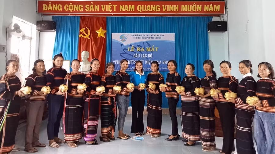 Hội Liên hiệp phụ nữ xã Ia Rtô ra mắt Câu lạc bộ Phụ nữ dân tộc thiểu số tiết kiệm mua bảo hiểm y tế. Ảnh: Vũ Chi