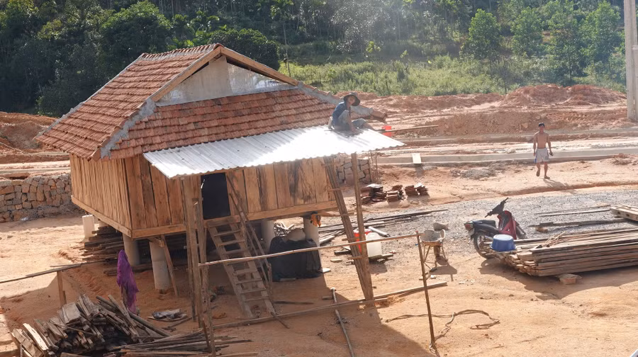 Một gia đình Ca Dong đang dựng nhà mới. Ảnh: Hải Phong