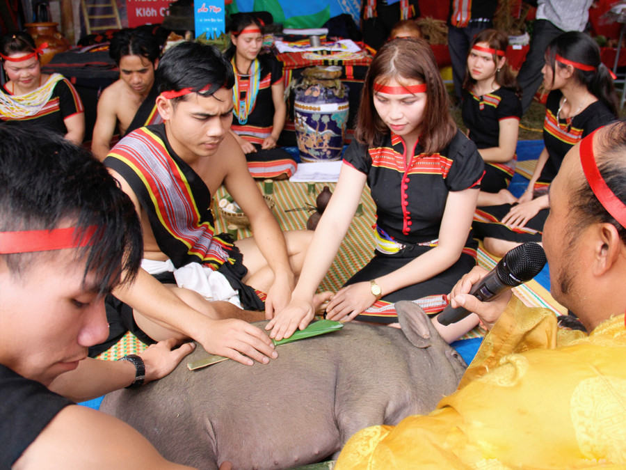 Việc bảo tồn văn hóa được huyện Phước Sơn tiến hành từ hộ gia đình cho đến từng bản làng. Ảnh: N.D