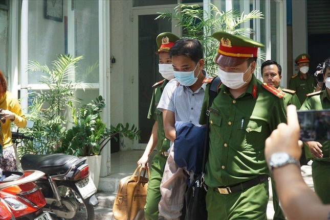 Công an dẫn giải một cán bộ CDC Khánh Hoà về trại tạm giam. Ảnh L.H  Công an dẫn giải một cán bộ CDC Khánh Hoà về trại tạm giam. Ảnh L.H